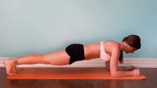 Las planchas abdominales son ejercicios para corregir la postura
